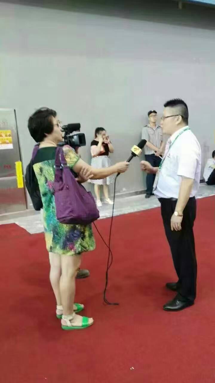 廣東電視臺正在采訪漆強化工總經理張總2 廣東電視臺正在采訪漆強化工總經理張總2