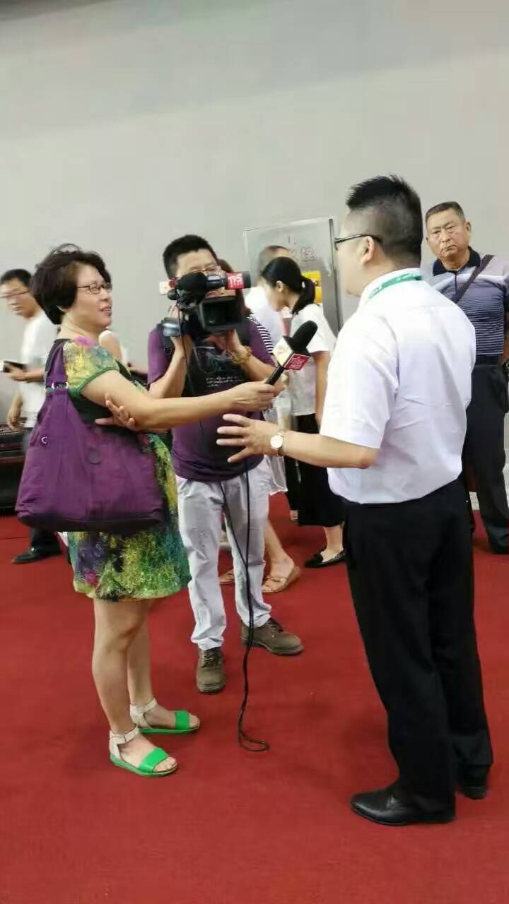 廣東電視臺正在采訪漆強化工總經理張總 廣東電視臺正在采訪漆強化工總經理張總