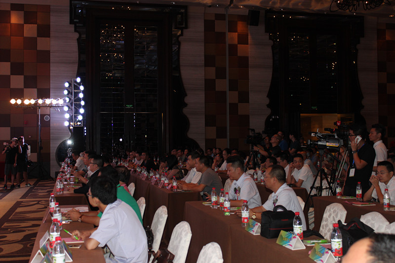 漆強(qiáng)化工“彎道超車”主題招商會現(xiàn)場 漆強(qiáng)化工“彎道超車”主題招商會現(xiàn)場