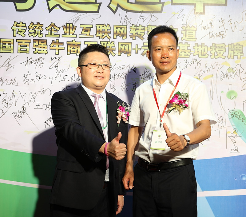 漆強(qiáng)總經(jīng)理張總(左)和單仁集團(tuán)佛山分公司總經(jīng)理葉秋沃(右) 漆強(qiáng)總經(jīng)理張總(左)和單仁集團(tuán)佛山分公司總經(jīng)理葉秋沃(右)