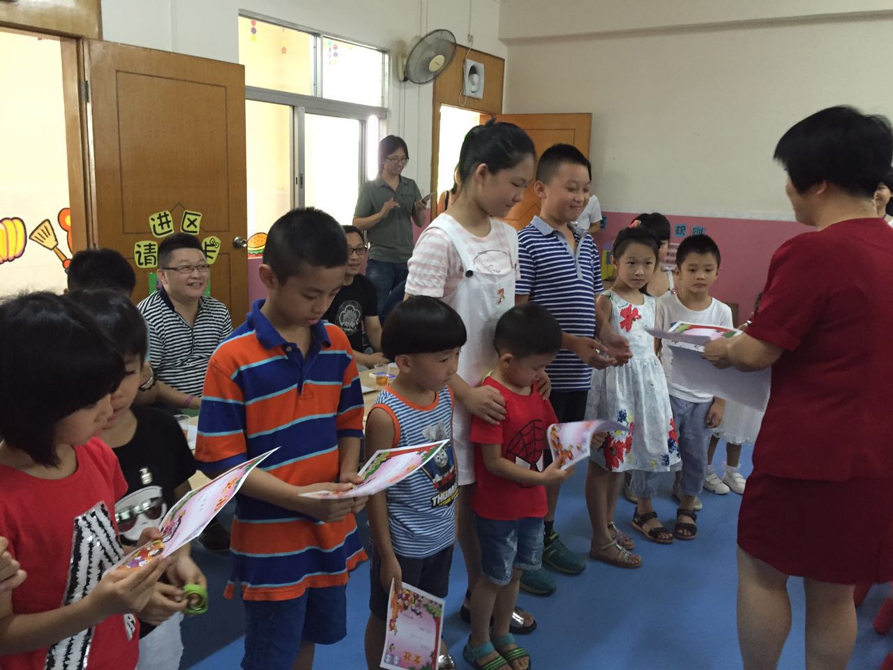 羅定市殘疾人聯合會吳理事長為獻愛心的孩子們頒發獎狀，以資鼓勵