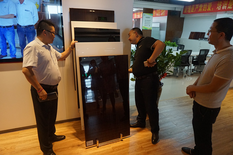 客戶細心觀賞漆強亮光漆樣板