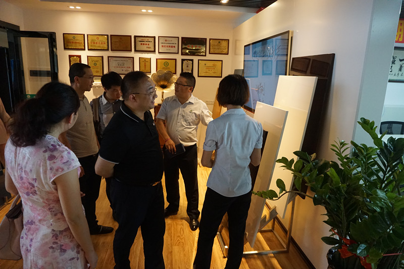 家居產業鏈執行會長李江先生一行人蒞臨漆強化工參觀指導