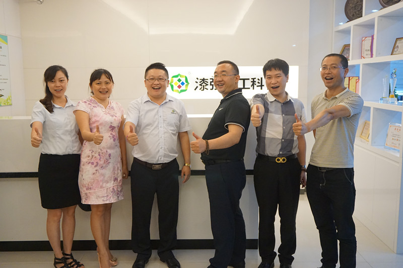 和家居產業鏈執行會長李江先生（右三）一行人合影