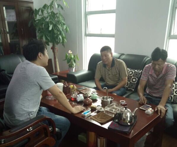 漆強化工業(yè)務(wù)蘇經(jīng)理(左)與江西南康客戶(右) 漆強化工業(yè)務(wù)蘇經(jīng)理(左)與江西南康客戶(右)