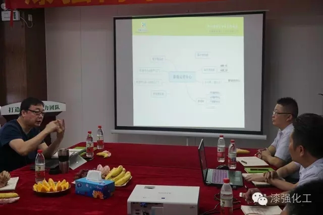 王鵬輝老師認真為漆強品牌的發展把脈診斷 王鵬輝老師認真為漆強品牌的發展把脈診斷