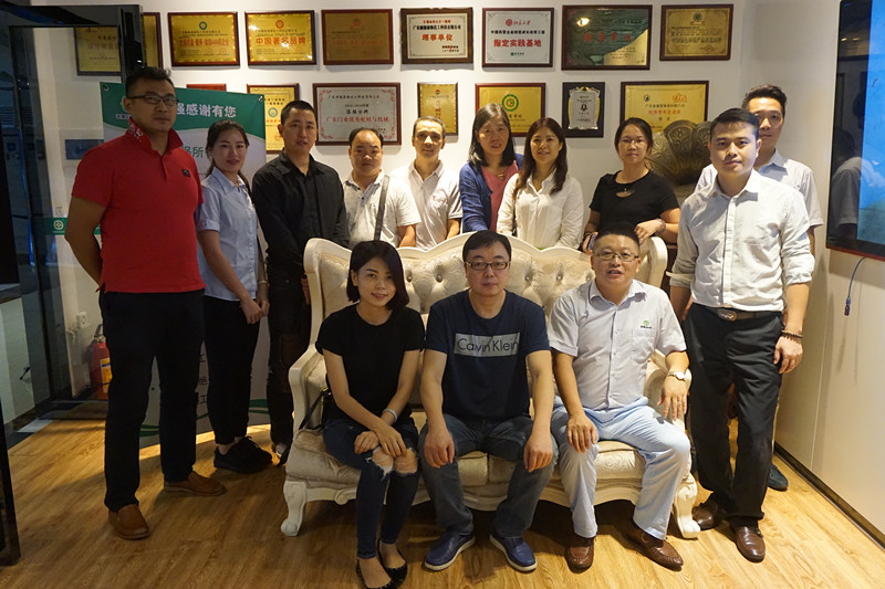 漆強化工張總和創品牌黃埔一期的同學合影 漆強化工張總和創品牌黃埔一期的同學合影