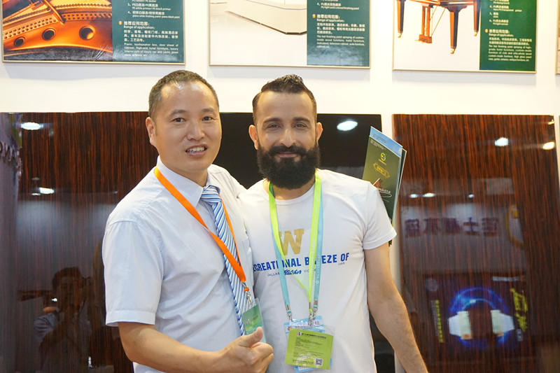 漆強化工攜“可以當鏡子”的亮光漆閃耀智慧建材家居展 漆強化工攜“可以當鏡子”的亮光漆閃耀智慧建材家居展