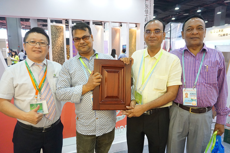 漆強化工攜“可以當鏡子”的亮光漆閃耀智慧建材家居展2 漆強化工攜“可以當鏡子”的亮光漆閃耀智慧建材家居展2