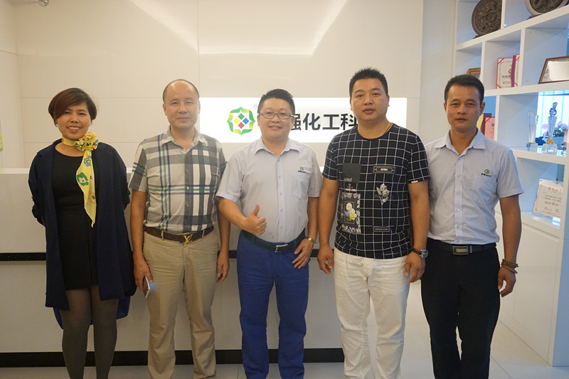 漆強化工張總和湖南商會家具協會李會長一行人合影 漆強化工張總和湖南商會家具協會李會長一行人合影