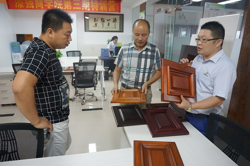 李會長和周理事被漆強水性漆所做的產品效果所吸引 李會長和周理事被漆強水性漆所做的產品效果所吸引