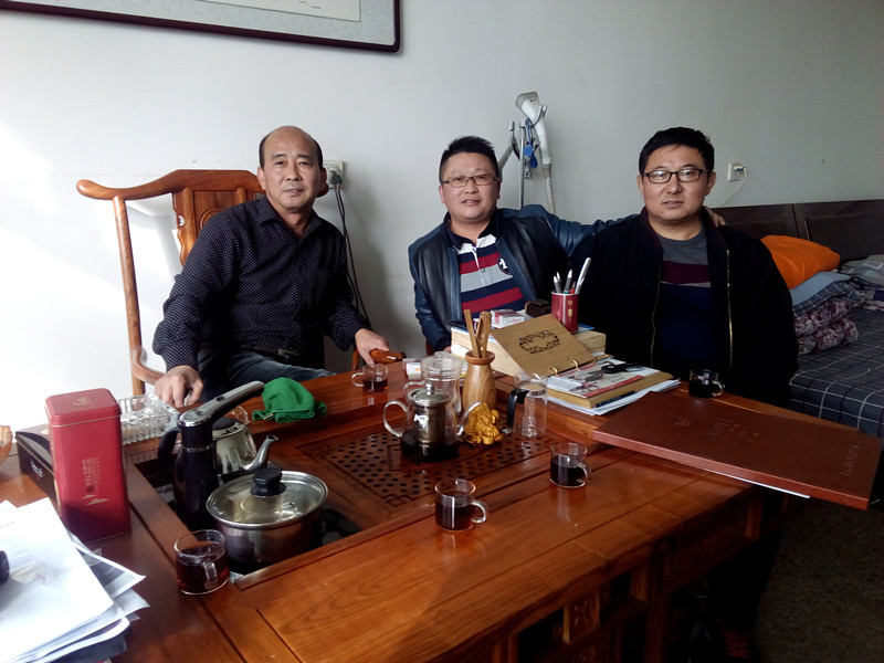 漆強化工總經(jīng)理張文(中)與河北正定漆豐總代理房志堅(右) 漆強化工總經(jīng)理張文(中)與河北正定漆豐總代理房志堅(右)