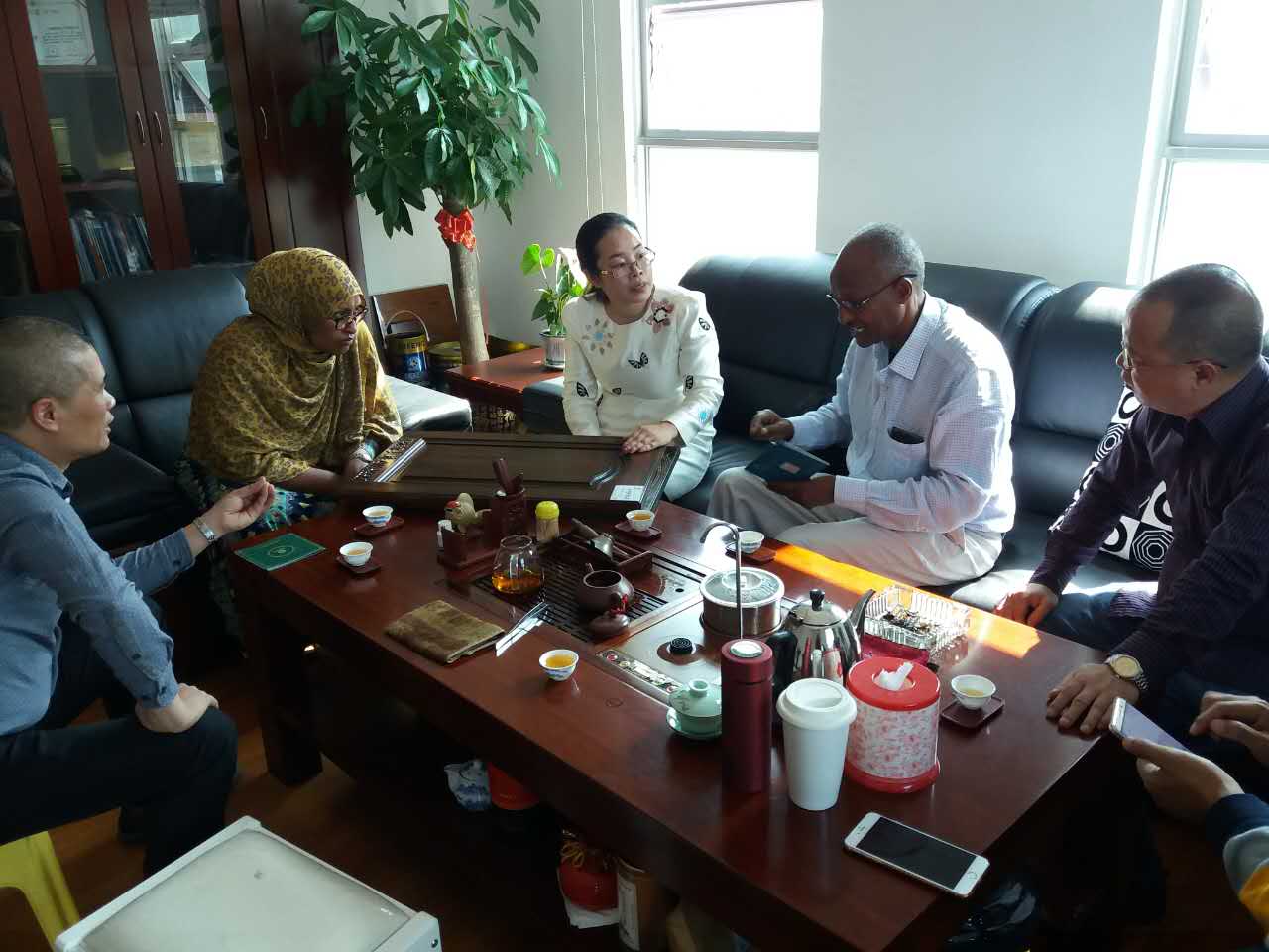 mohamud一行人來到了漆強(qiáng)化工生產(chǎn)基地參觀指導(dǎo) mohamud一行人來到了漆強(qiáng)化工生產(chǎn)基地參觀指導(dǎo)