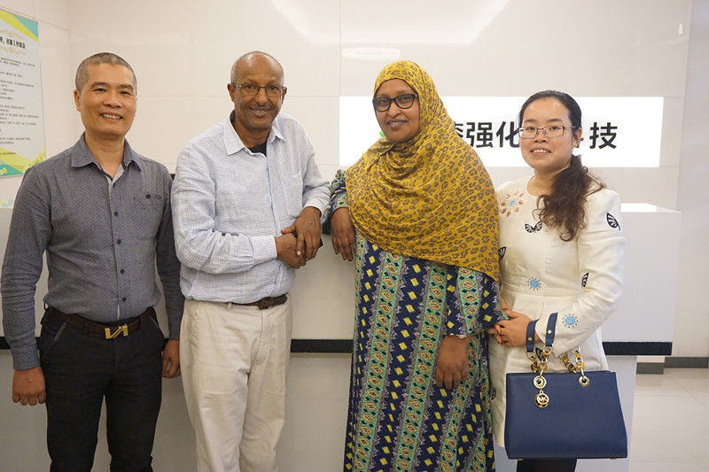 銷售經(jīng)理黃茂勝(左一) mohamud(左二)一行人合影 銷售經(jīng)理黃茂勝(左一) mohamud(左二)一行人合影