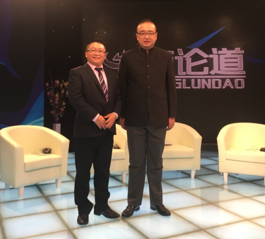 漆強總經(jīng)理:張文(左)和央視主持人:朱軼(右)合影 漆強總經(jīng)理:張文(左)和央視主持人:朱軼(右)合影