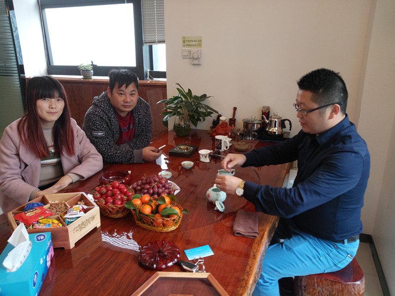 福建泉州陳總(左一)、曾總(左二)和漆強化工總經理張文(右一) 福建泉州陳總(左一)、曾總(左二)和漆強化工總經理張文(右一)