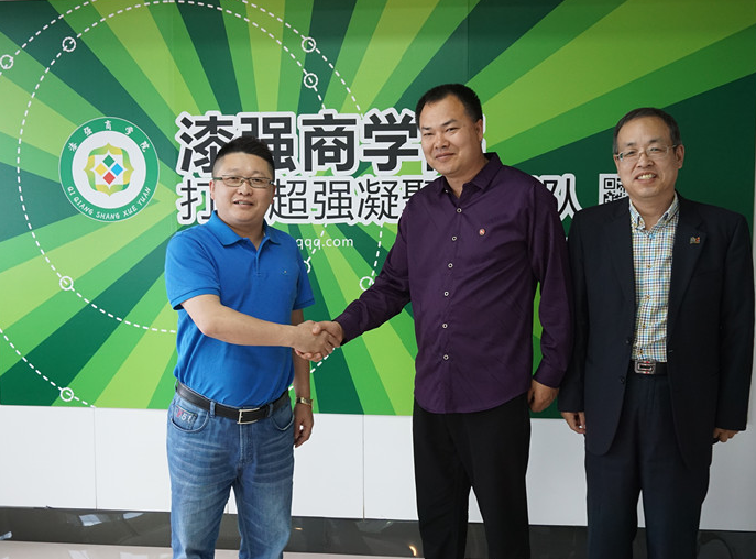 漆強化工總經理張文(左)朝鮮鄭社長(中)和遼寧沈陽朝順貿易梁董(右) 漆強化工總經理張文(左)朝鮮鄭社長(中)和遼寧沈陽朝順貿易梁董(右)